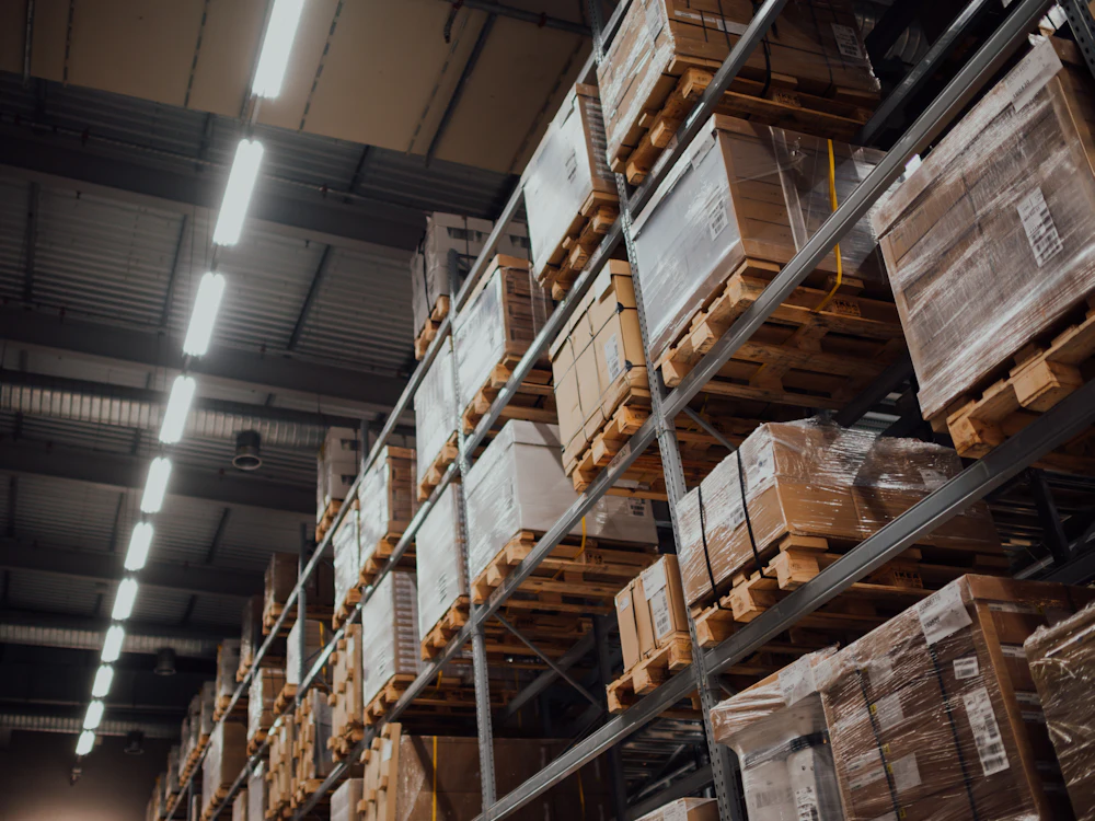 Cajas de producto acomodadas en racks de almacén